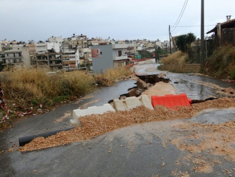 Δρόμος κόπηκε στα δύο από την κακοκαιρία στην Κρήτη (φωτο)