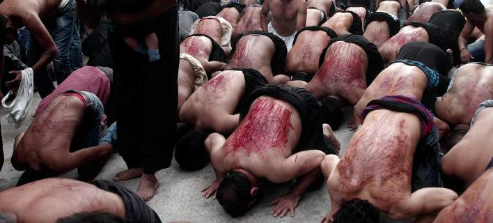 Χιλιάδες μουσουλμάνοι αυτομαστιγώνονται στον Πειραιά – Οι τραγικές συνέπειες της λαθρομετανάστευσης (φωτο)