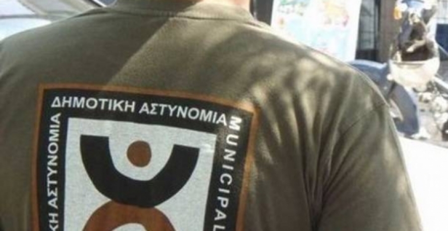 Με το… μπλοκάκι στο χέρι οι δημοτικοί αστυνομικοί: Γράφουν ασταμάτητα από το πρωί