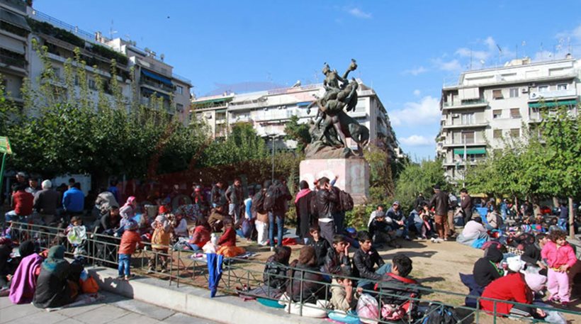 Πάνω από 5.000 “λάθρο” φτάνουν μόνον σήμερα στην Αθήνα – Γεμίζει και πάλι η πλατεία Βικτωρίας