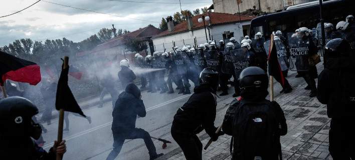 Επεισόδια μεταξύ ΜΑΤ και διαδηλωτών στον φράχτη στον Έβρο