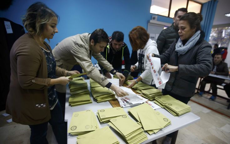 Τουρκία: Μεγάλη νίκη Νταβούτογλου δείχνουν τα πρώτα αποτελέσματα των εκλογών