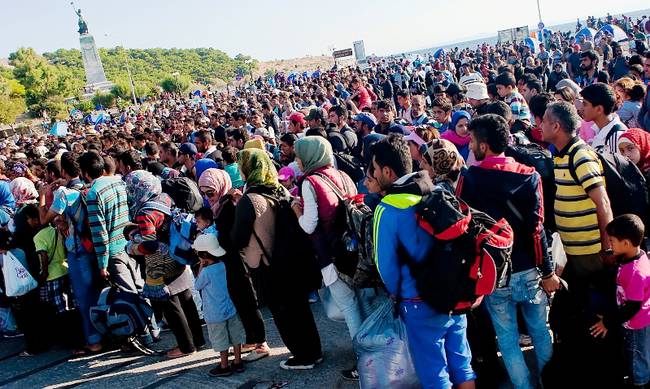 Λέσβος: Εκρηκτική η κατάσταση –  Πάνω από 15.000 “λάθρο” αποκλεισμένοι στο λιμάνι
