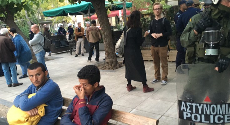 Ένας… «νίντζα» στη συγκέντρωση στην πλατεία Βικτωρίας (φωτο)