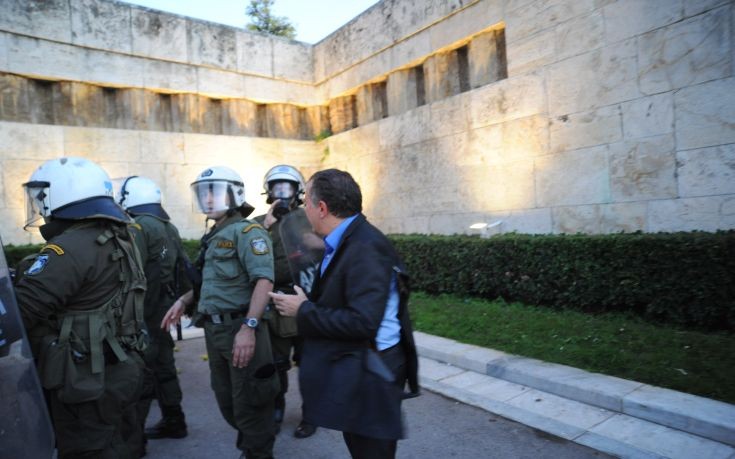 Στον εισαγγελέα βρίσκεται ο συλληφθείς για την επίθεση στον Κουμουτσάκο