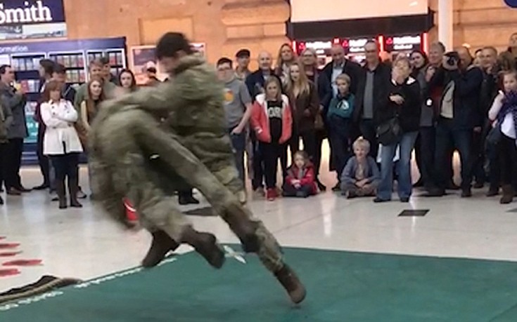 Επίδειξη πολεμικών τεχνών από τους Royal Marines στο Μετρό (vid)
