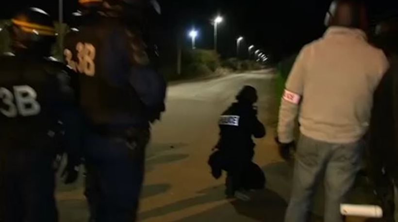 Ολονύχτιες μάχες της αστυνομίας με λαθρομετανάστες στο Καλέ [βίντεο]