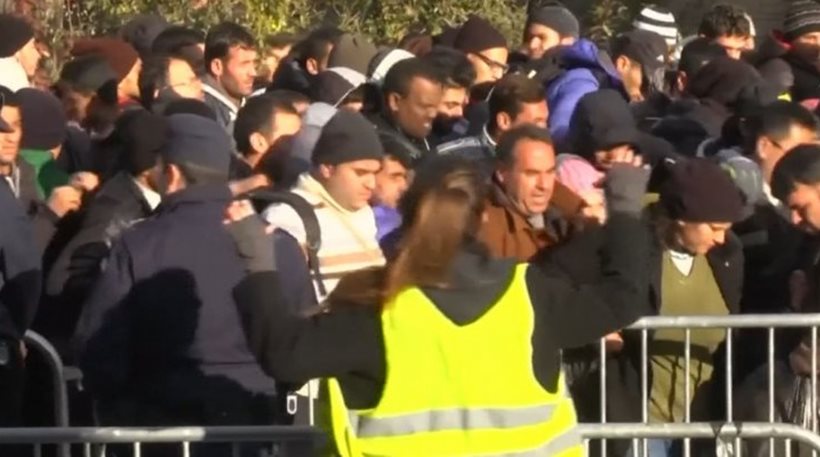Σκηνές χάους στα σερβικά σύνορα με χιλιάδες “λάθρο” να συνωστίζονται για καταγραφή [βίντεο]