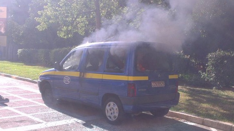 Εμπρηστική επίθεση σε βανάκι του ΟΤΕ στην παλαιά Βουλή