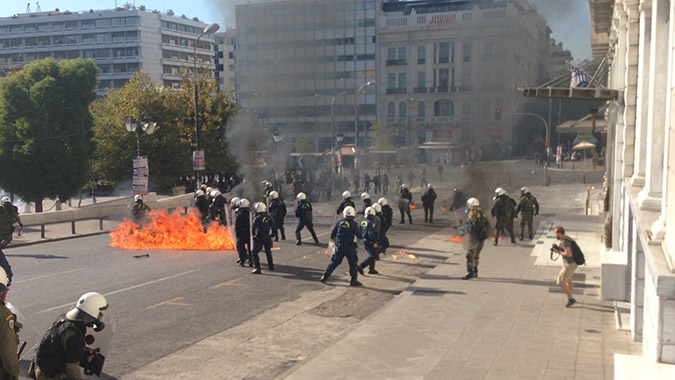 “Επίσημη πρώτη”: 40.000 οργισμένοι διαδηλωτές κατά της κυβέρνησης σε Αθήνα και Θεσσαλονίκη! (upd 2) (εικόνες-βίντεο)