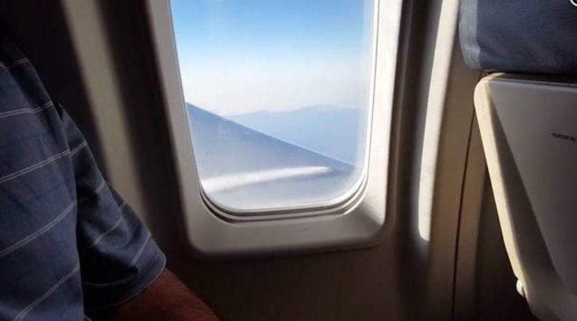 Επιβάτες αεροπλάνου ειδοποιούν το πλήρωμα για διαρροή καυσίμου (σοκαριστικό βίντεο)