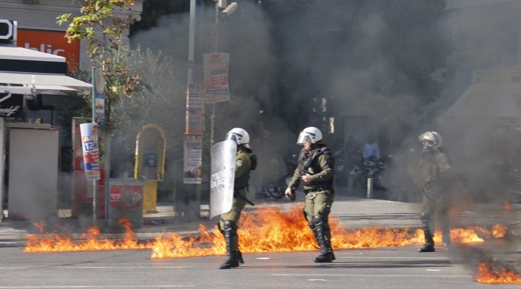 Μολότοφ έπεσαν και στην Τράπεζα της Ελλάδος [βίντεο]