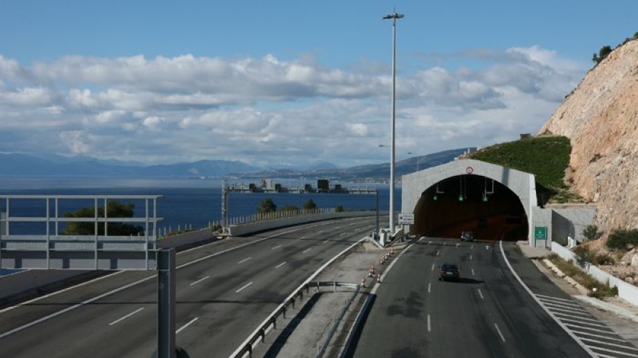 Προσοχή: Οδηγός κινείται στο αντίθετο ρεύμα της Ε.Ο. από το Λουτράκι και κατευθύνεται στην Αθήνα