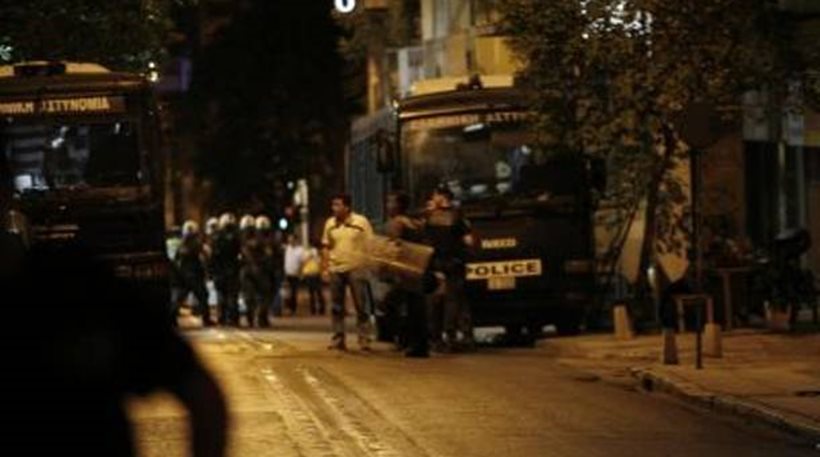 Άγνωστοι επιτέθηκαν σε διμοιρία των ΜΑΤ με πέτρες και μολότοφ