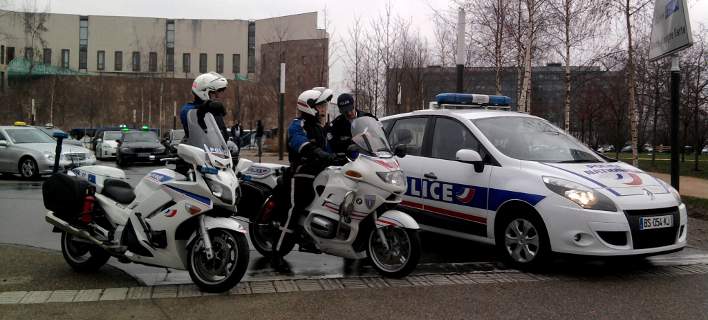 Η γαλλική αστυνομία καταδιώκει αυτοκίνητο με 4 βαριά οπλισμένους