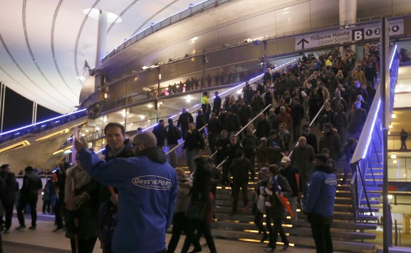 Ο πανικός μετά τις εκρήξεις στο Stade de France [βίντεο ντοκουμέντο]