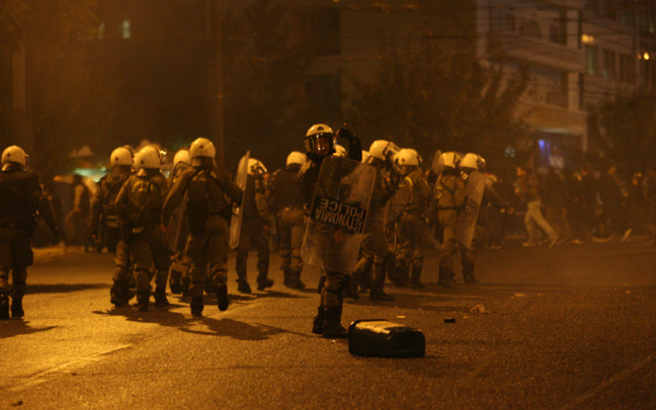 Επίθεση με μολότοφ σε ΜΑΤ τα ξημερώματα στα Εξάρχεια