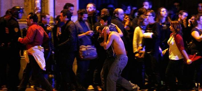 Η στιγμή των πρώτων πυροβολισμών μέσα στο θέατρο Bataclan [βίντεο]