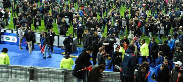Ετσι σώθηκαν 80.000 θεατές στο Stade de France! Ποιος τους καθοδηγούσε από τα μεγάφωνα; (φωτό)