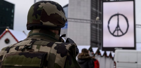 Το Παρίσι μετατρέπεται από την πόλη του “φωτός” στην πόλη του “τρόμου” – Οι λάθος συναγερμοί και ο στρατός στους δρόμους [φωτο-βίντεο]