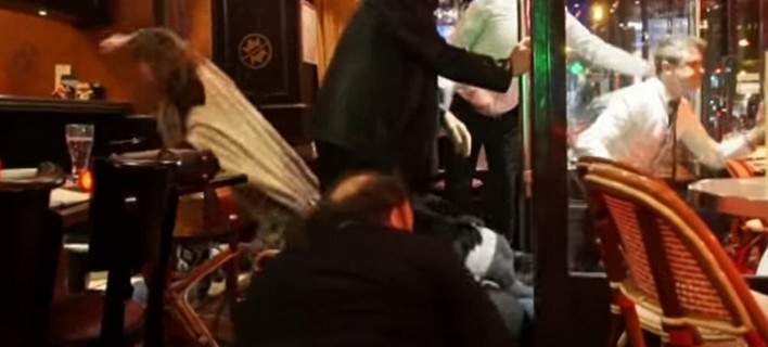 Τρόμος στο Παρίσι- Ποδοπατούνται μέσα σε εστιατόριο… γιατί νομίζουν ότι τους πυροβολούν! (φωτό & βίντεο)