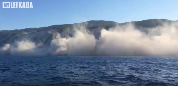 Η στιγμή της κατολίσθησης στους μαγευτικούς Εγκρεμνούς της Λευκάδας την ώρα του σεισμού (βίντεο)