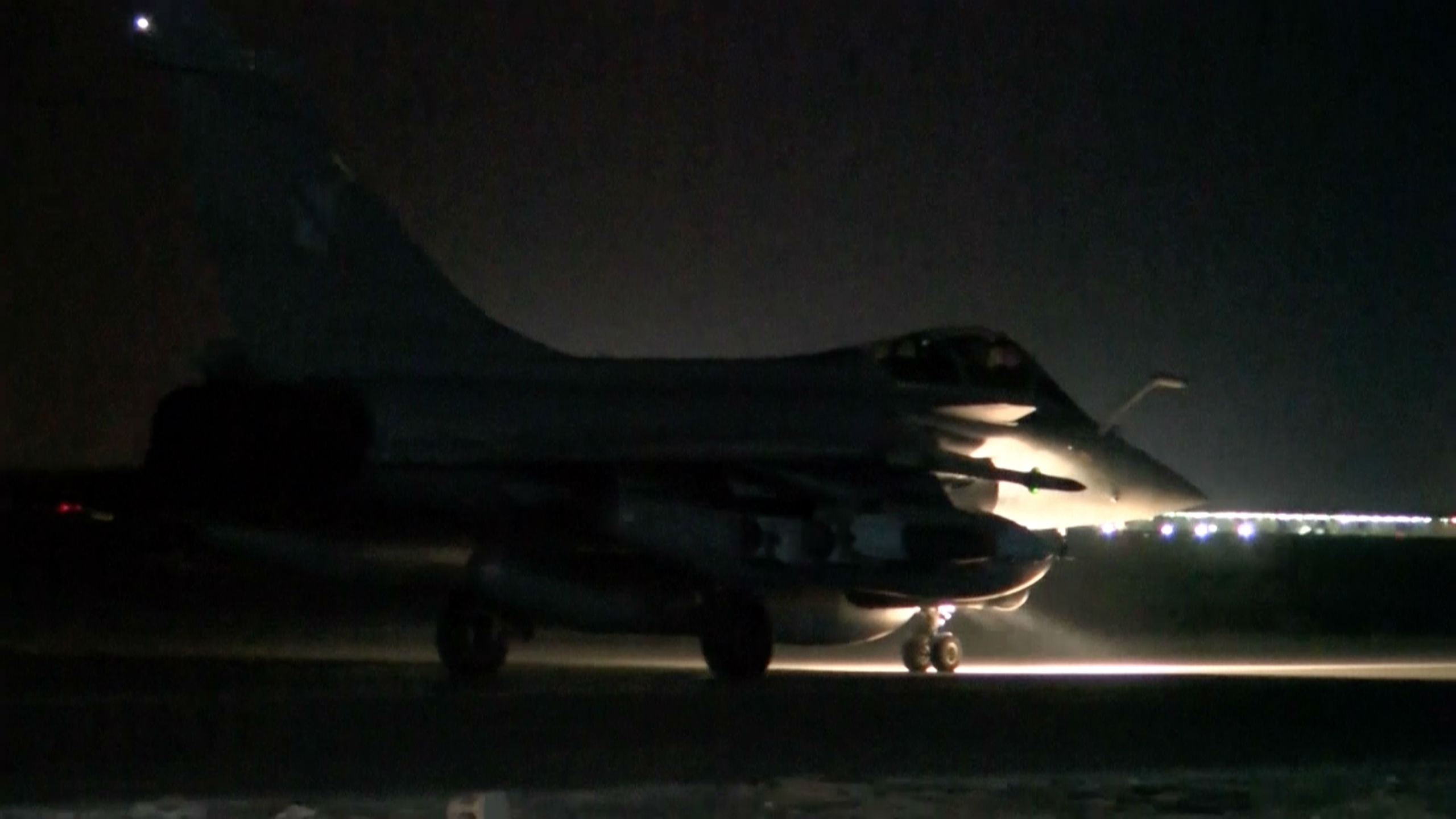 Για δεύτερη νύχτα γαλλικά μαχητικά Rafale και Mirage βομβάρδισαν στόχους τζιχαντιστών στη Ράκκα