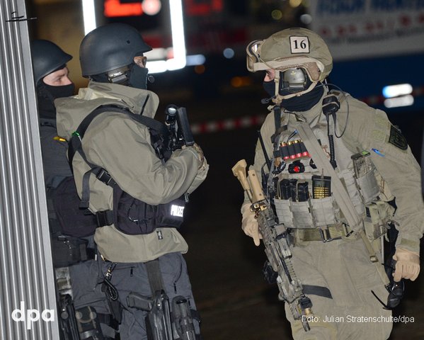 Γερμανοί κομάντο της GSG9 στο Αννόβερο – Εκκενώνεται και η TUI-Arena – Δείτε εικόνες