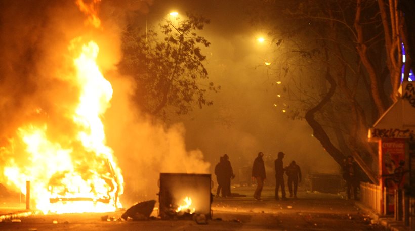 Πετροπόλεμος και μολότοφ αυτή την ώρα στα Εξάρχεια [φωτό] [upd]