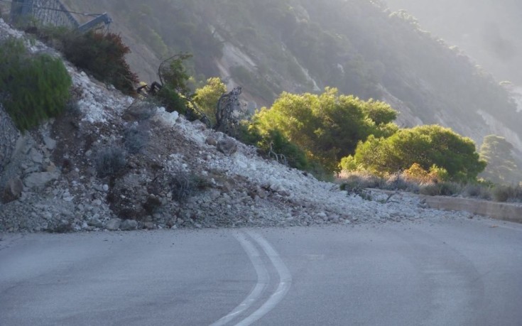 Φωτογραφίες από τις κατολισθήσεις στη Λευκάδα