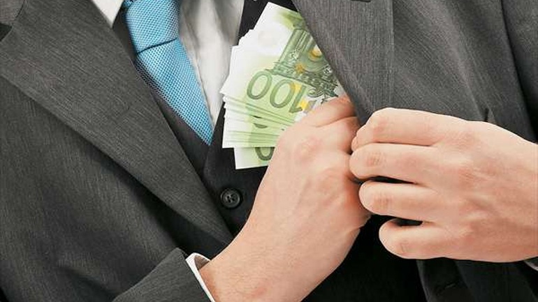 Απέσπασε 300.000 ευρώ τάζοντας επενδυτικά προγράμματα