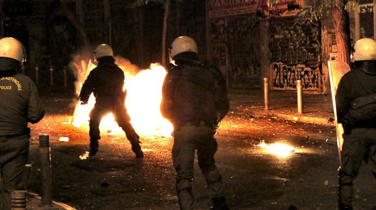 Πεδίο μάχης για μία ακόμη νύχτα τα Εξάρχεια – Εκτεταμένα επεισόδια με αναρχικούς στη Θεσσαλονίκη [φωτο-βίντεο]