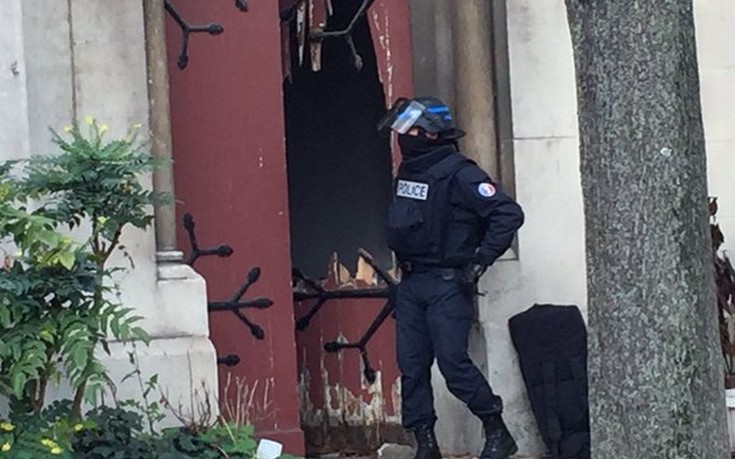 Γαλλία: Για άγνωστο λόγο οι αστυνομικοί έσπασαν την πόρτα γειτονικής εκκλησίας! [βίντεο]