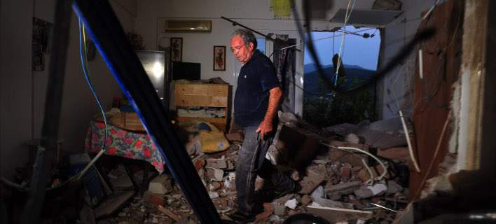 Σεισμόπληκτοι- Λευκάδα: Έστησαν σκηνές στις πλατείες για να περάσουν την νύχτα (φωτό)