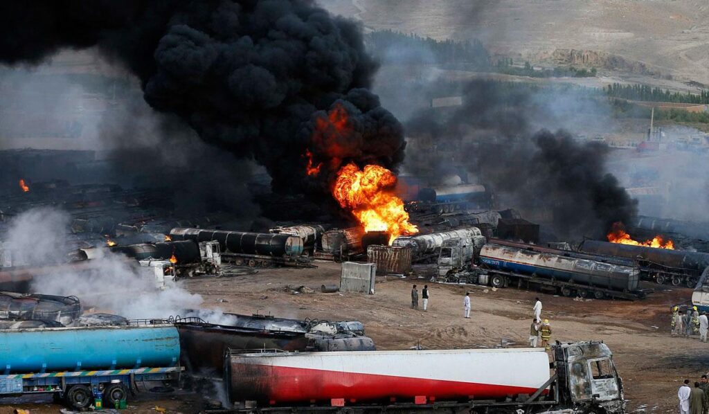 Οι Ρώσοι βομβάρδισαν κομβόι εκατοντάδων βυτιοφόρων του ISIS και διυλιστήριο που πούλαγε πετρέλαιο αντί όπλων στην Τουρκία! (vid)