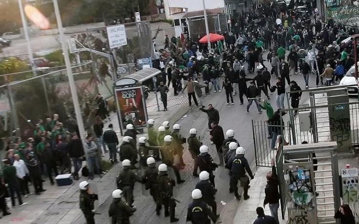 Επεισόδια στη Λεωφόρο- Δακρυγόνα από την αστυνομία, πέτρες και σίδερα από τους Πράσινους