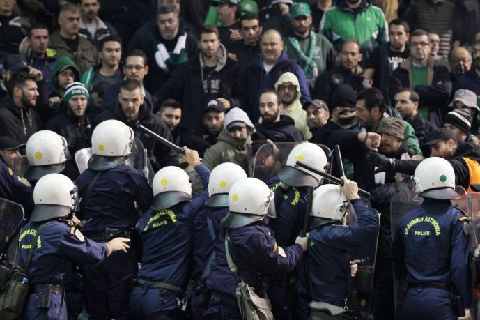 Σε σοβαρή κατάσταση ο αστυνομικός που τραυματίστηκε σε επεισόδια στη Λεωφόρο – Ακόμα 2 αστυνομικοί ελαφρά τραυματίες