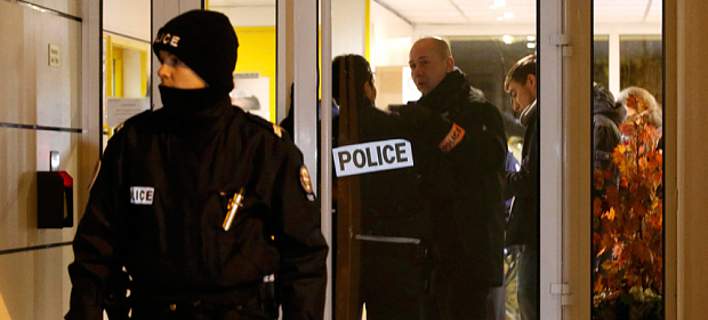Παρίσι: Ο φυγάς μακελάρης δείλιασε την τελευταία στιγμή; -Θεωρίες μετά την εύρεση ζώνης εκρηκτικών