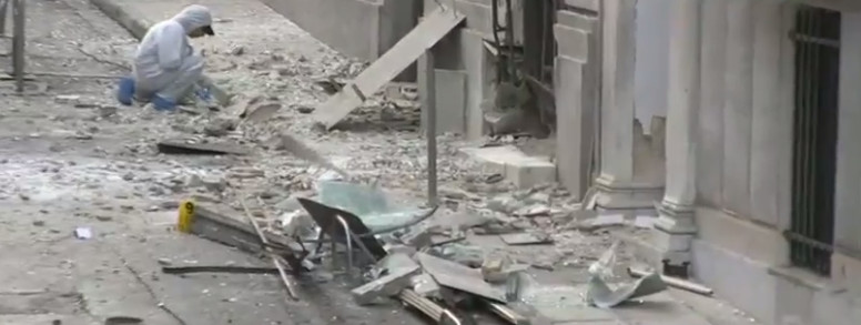 Βομβαρδισμένο τοπίο μοιάζει η οδός Ξενοφώντος μετά την έκρηξη στο κτίριο του ΣΕΒ (φωτό)