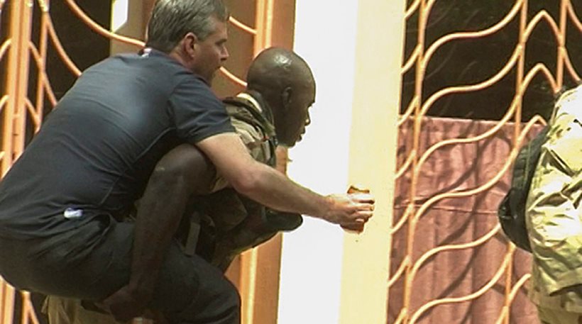 Δεν φτάνει στο Σύνταγμα το τραμ-  Κλειστές στάσεις λόγω της έκρηξης βόμβας στον ΣΕΒ