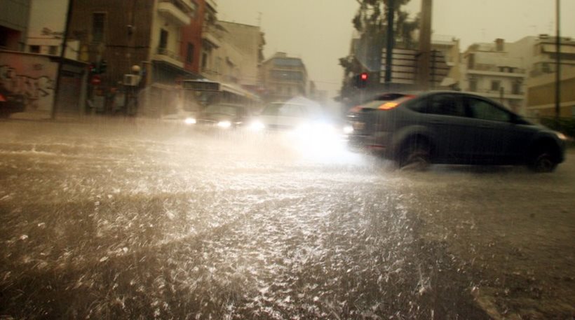 Προβλήματα σε όλη τη χώρα από τη σφοδρή κακοκαιρία