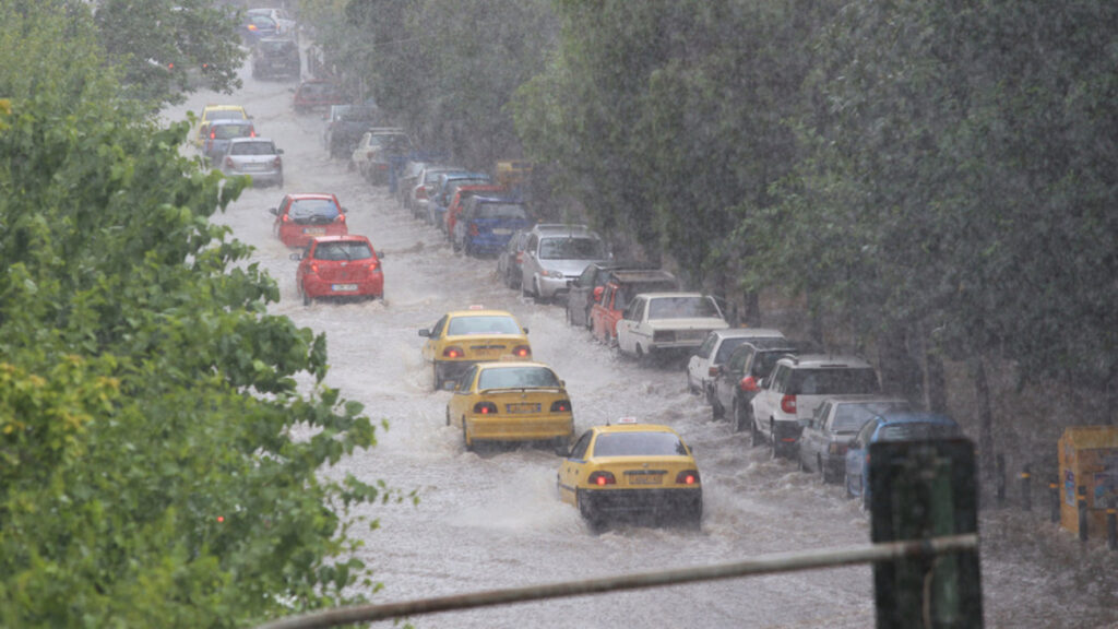 Κακοκαιρία: Άνοιξαν οι ουρανοί στην Αθήνα – Πλημμύρισαν οι δρόμοι