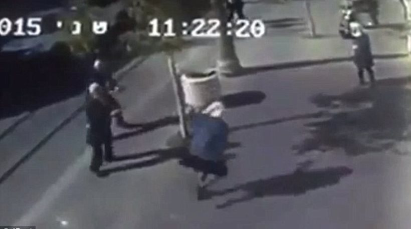 Ανήλικες μαχαιρώνουν 70χρονο στη μέση του δρόμου στην Ιερουσαλήμ- Οι αστυνομικοί απαντούν με πυρά (βίντεο)