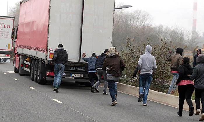 Βίντεο από την «ζούγκλα» του Καλαί: Εκατοντάδες «λάθρο» προσπαθούν να ανέβουν στις νταλίκες