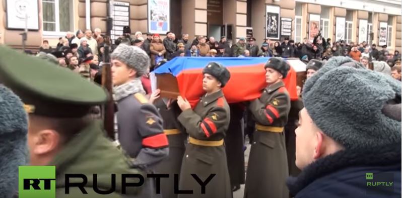 Η Ρωσία αποδίδει τιμές ήρωα στο νεκρό πεζοναύτη [φωτό, βίντεο]