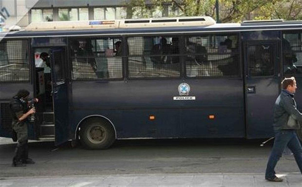 Η αστυνομία προχώρησε σε προσαγωγές των αναρχικών στο ιταλικό προξενείο [φωτό]