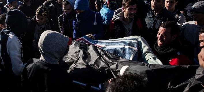 «Καζάνι» που βράζει η Ειδομένη: Οι πρόσφυγες σε ένταση μετά το θάνατο του Μαροκινού (σκληρές φωτο)