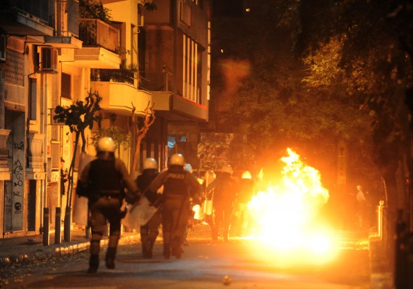 Προεόρτια για την επέτειο Γρηγορόπουλου: Επίθεση με μολότοφ σε άντρες των ΜΑΤ στα Εξάρχεια