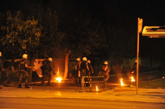 Εκτεταμένα επεισόδια με έντονη χρήση χημικών και πετροπόλεμο τα ξημερώματα στα Εξάρχεια