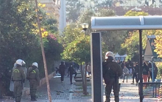 Ένταση και… πετροπόλεμος στα προπύλαια [φωτο]